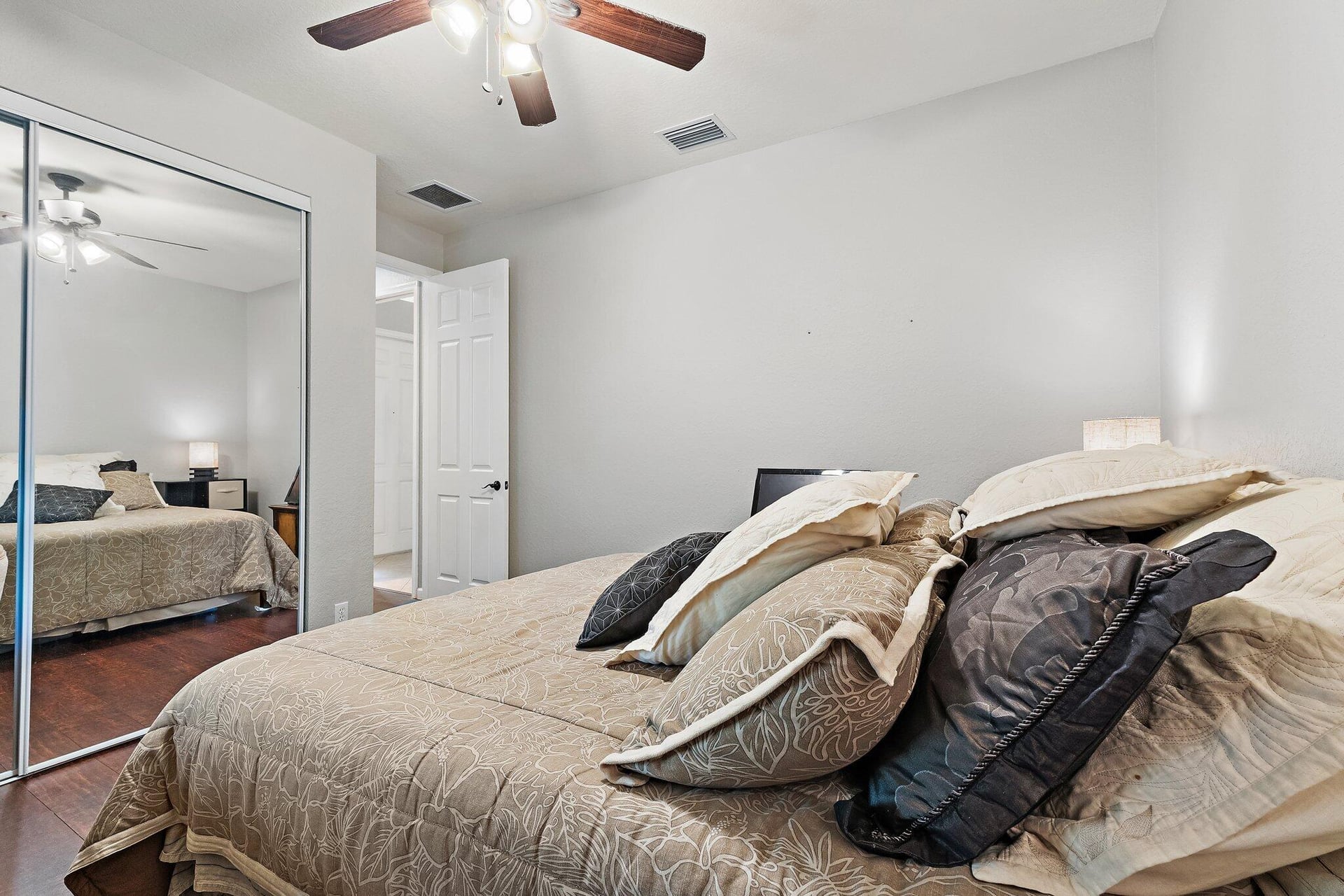 Residence photo 12