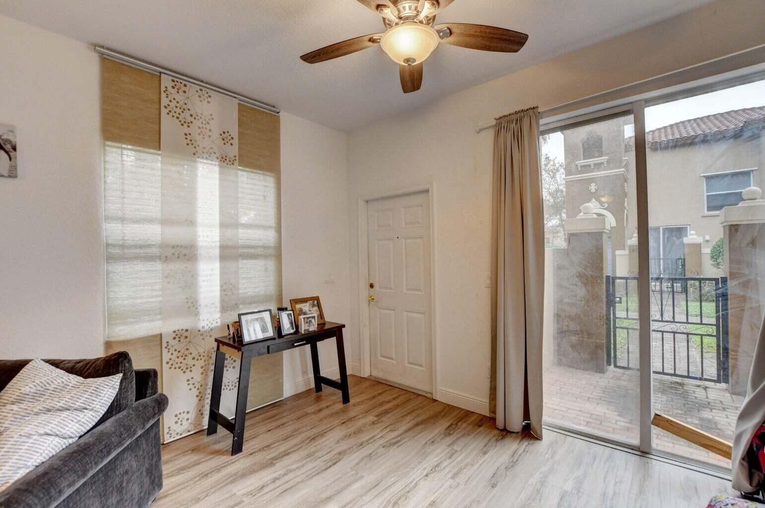  Unit 1901 photo 4