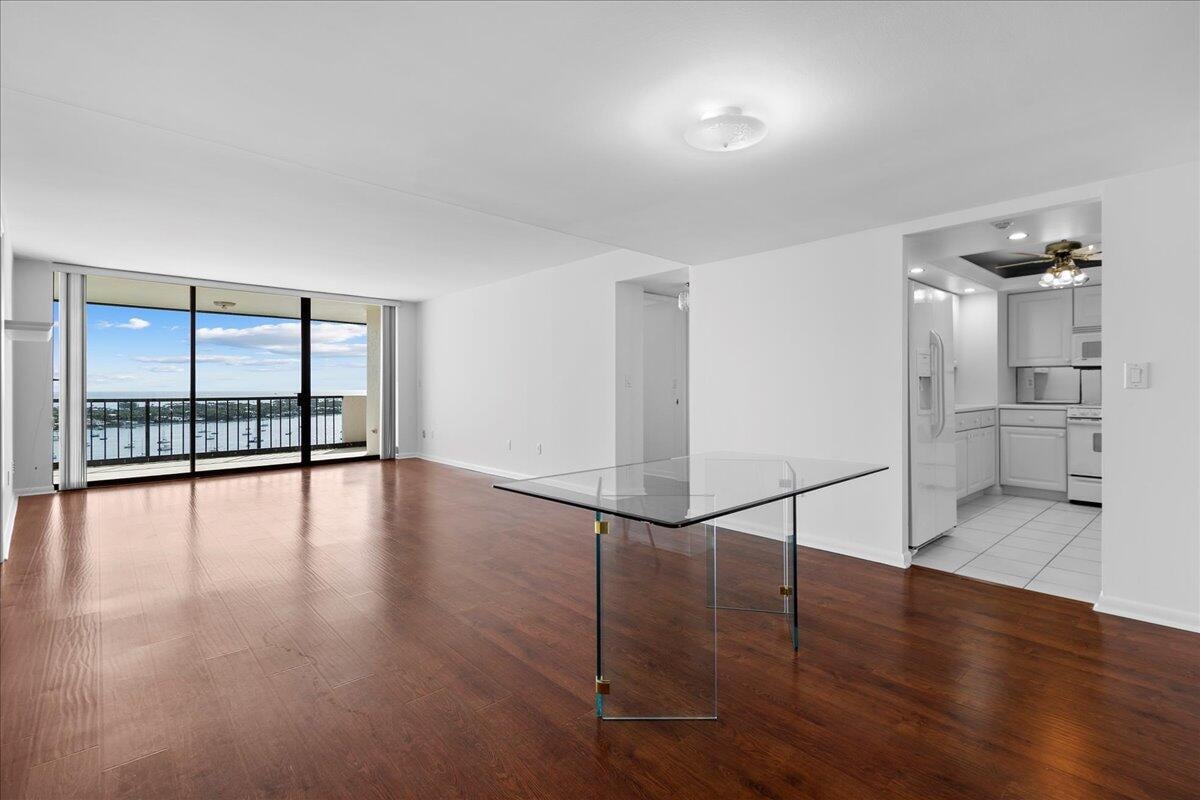 Unit 2402 photo 4