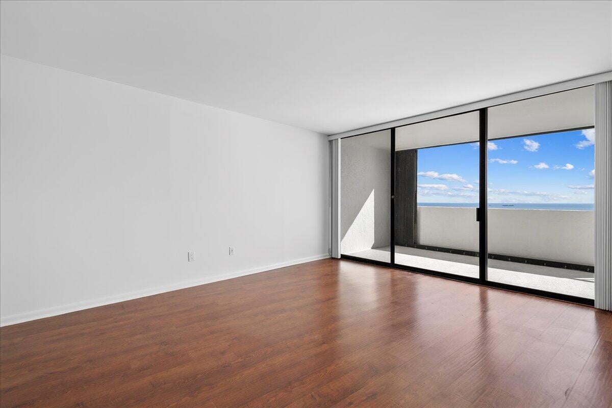 Unit 2402 photo 5