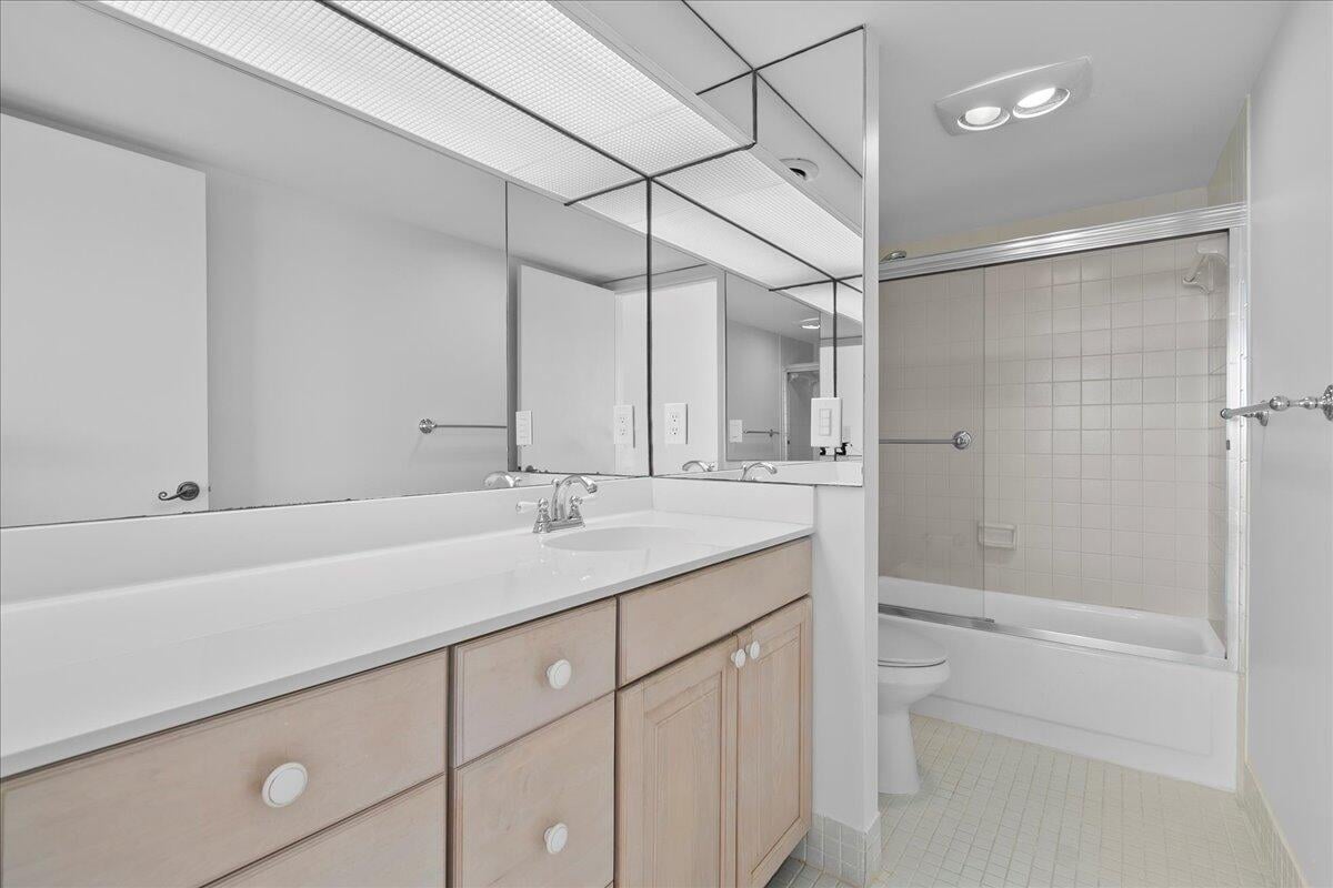 Unit 2402 photo 9