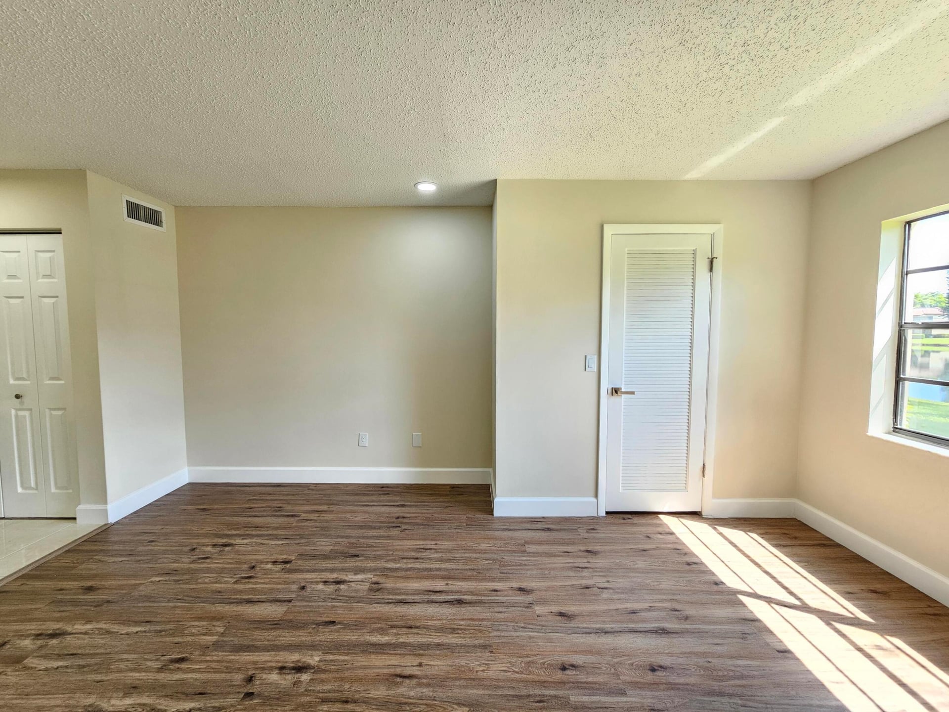 Unit 12e photo 18