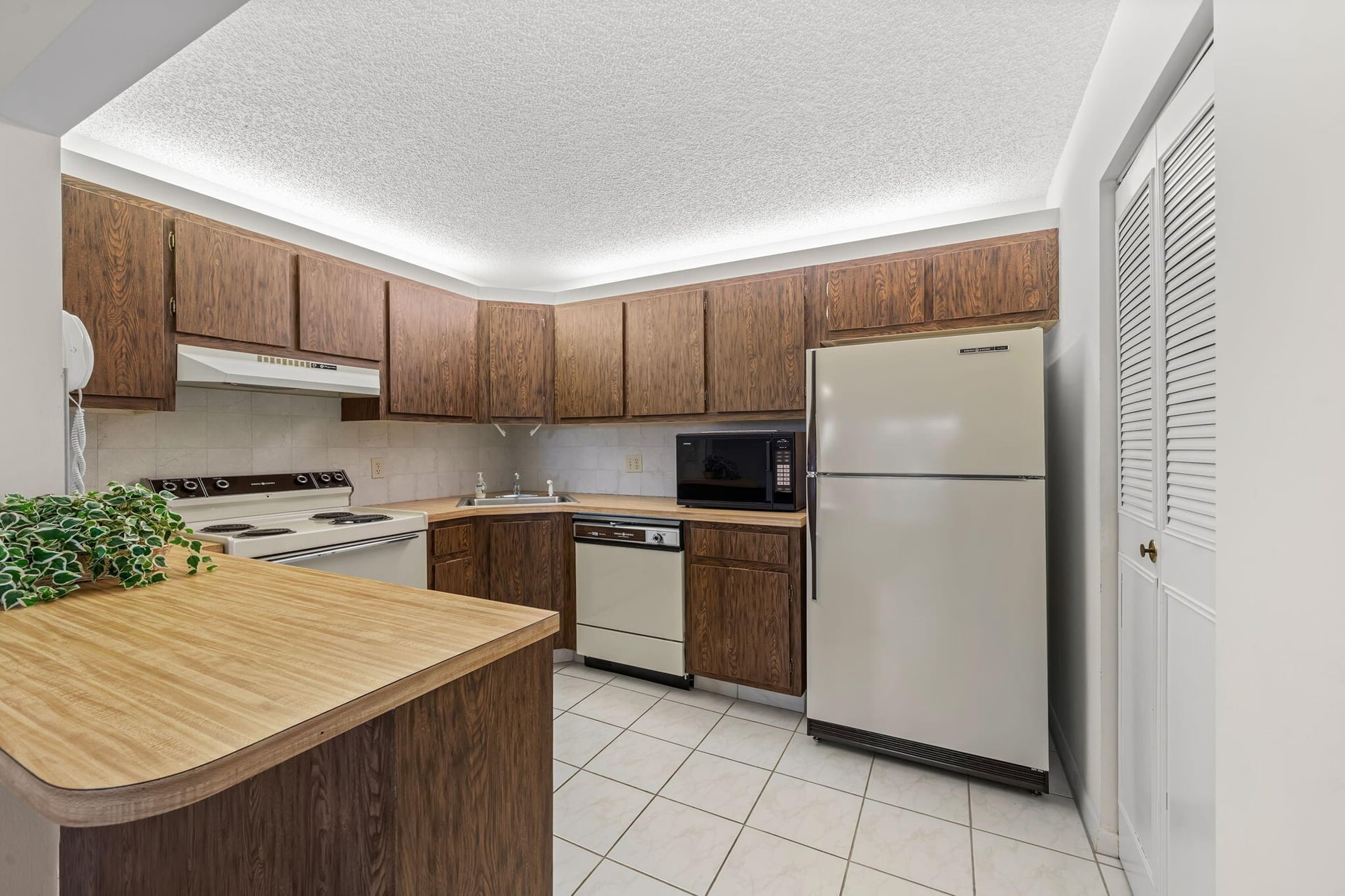 Unit B-2 photo 11
