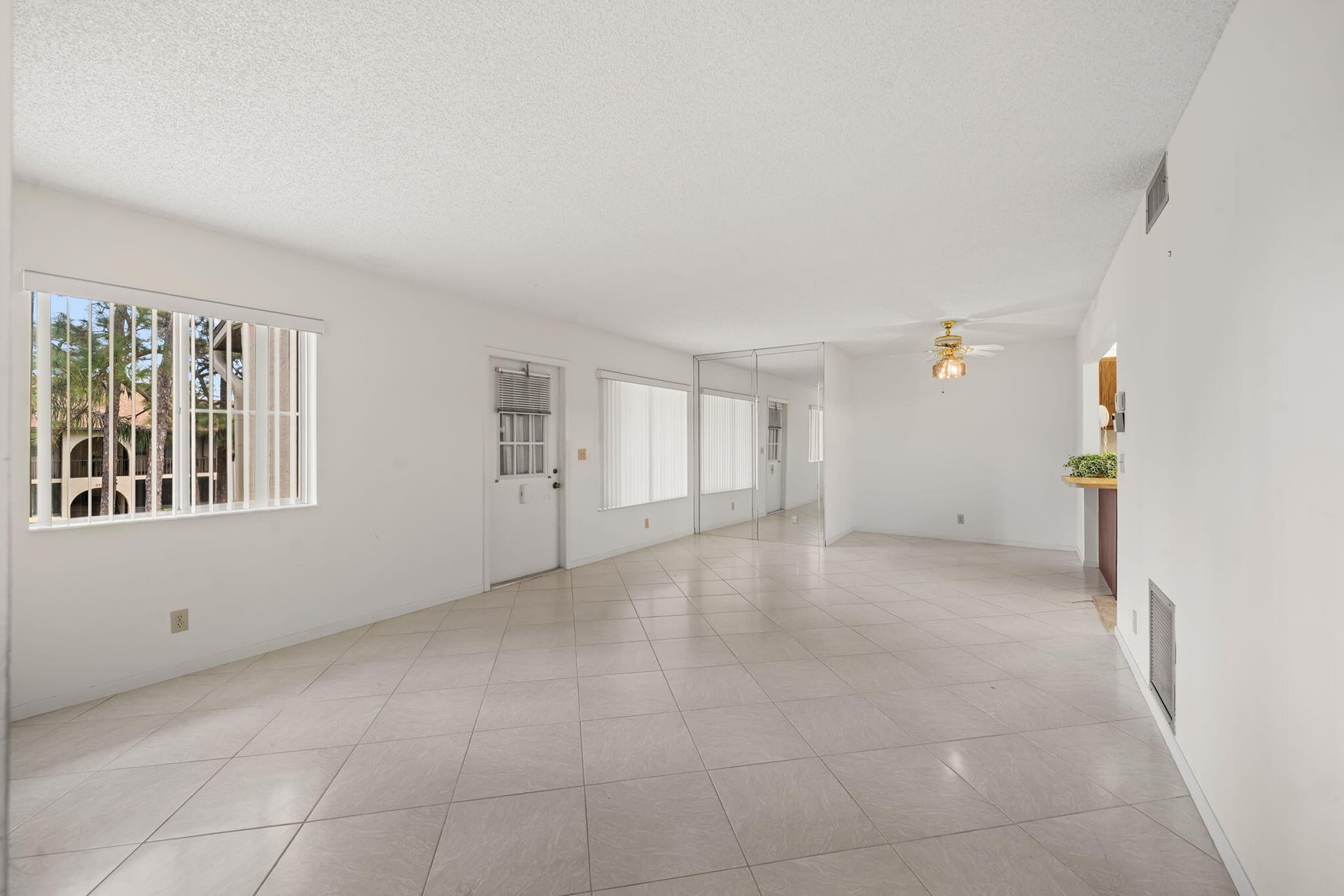 Unit B-2 photo 17
