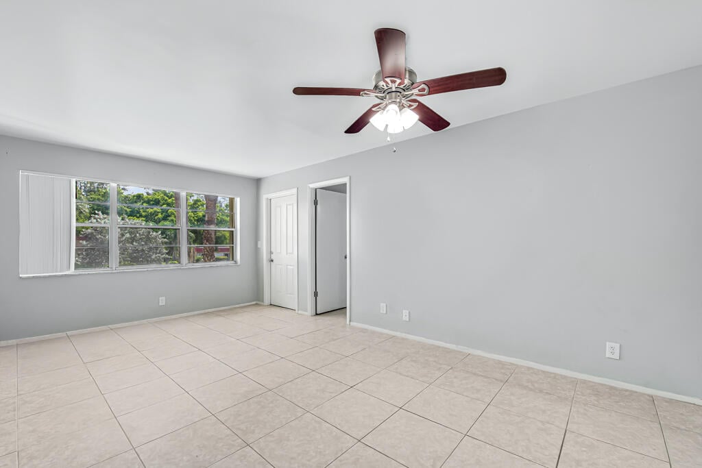 Unit 445 photo 4