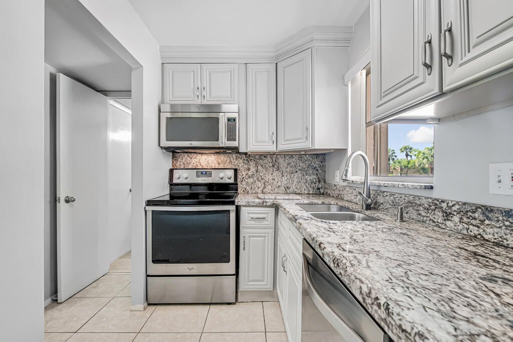 Unit 445 photo 6