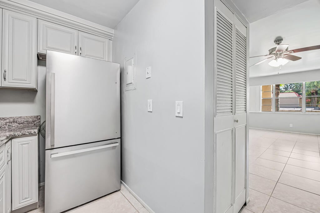 Unit 445 photo 9