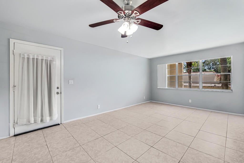 Unit 445 photo 11