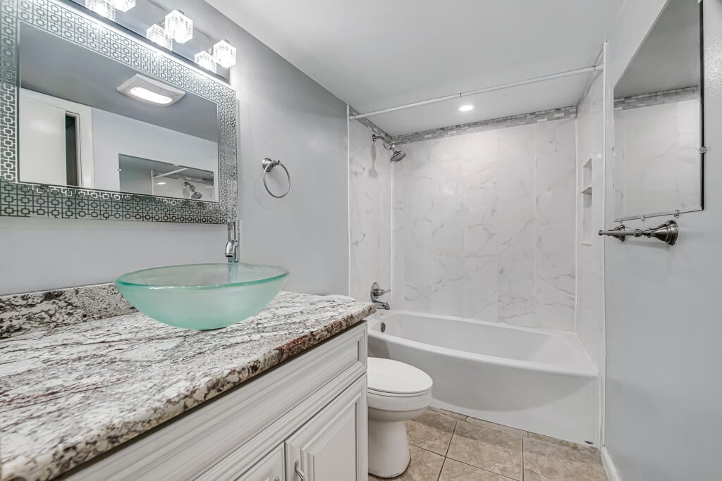 Unit 445 photo 15