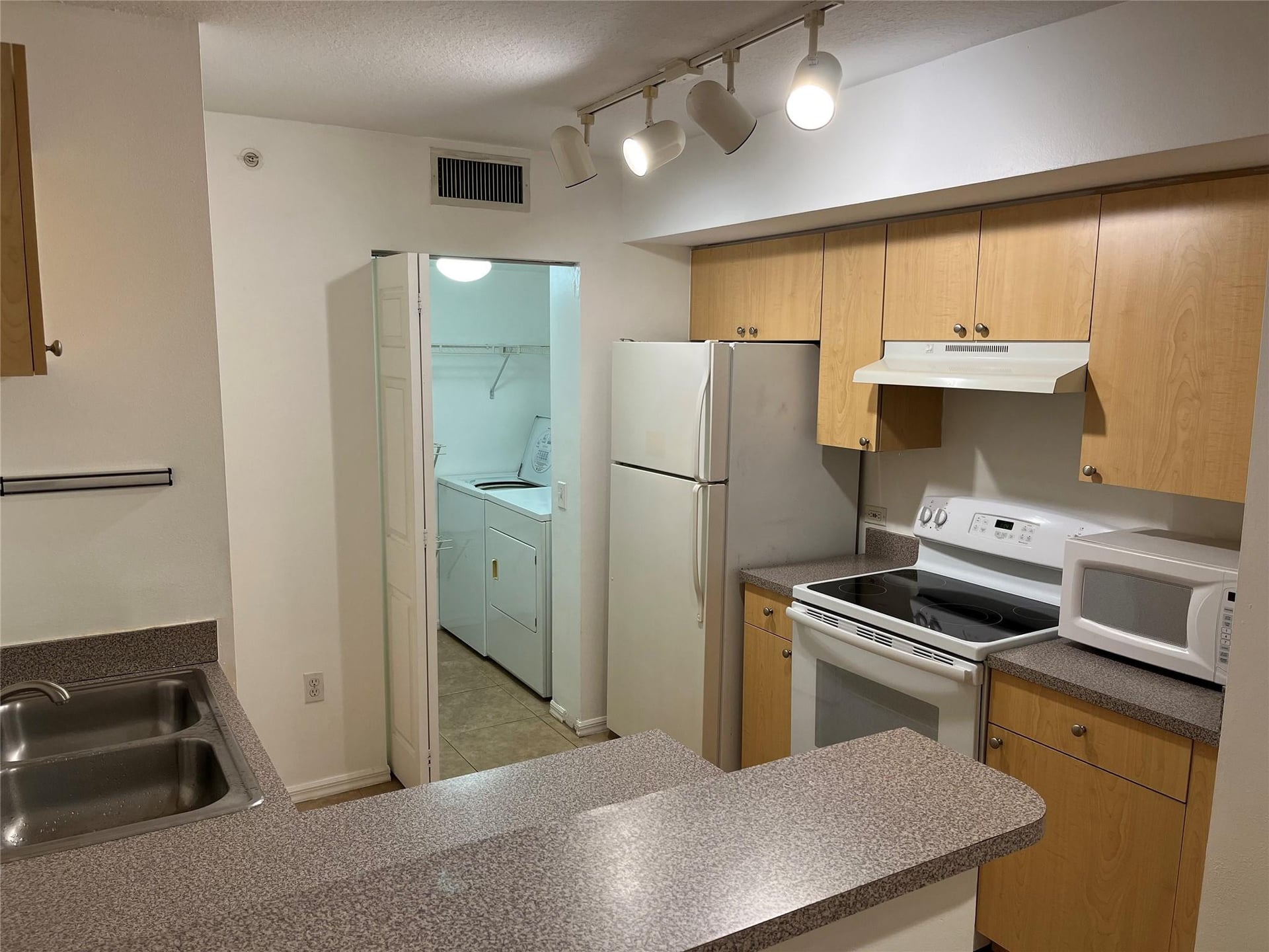  Unit 913 photo 4