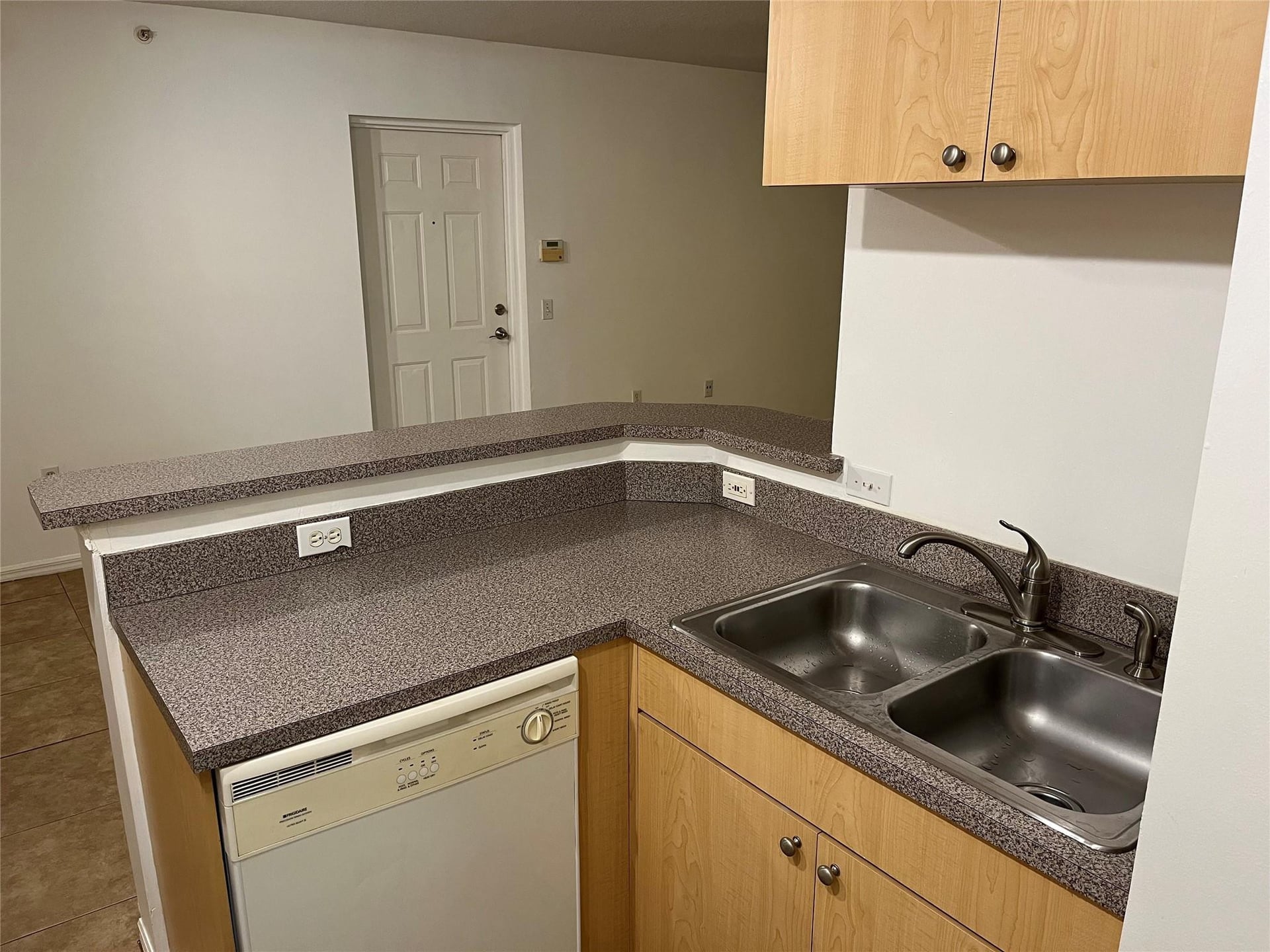  Unit 913 photo 5