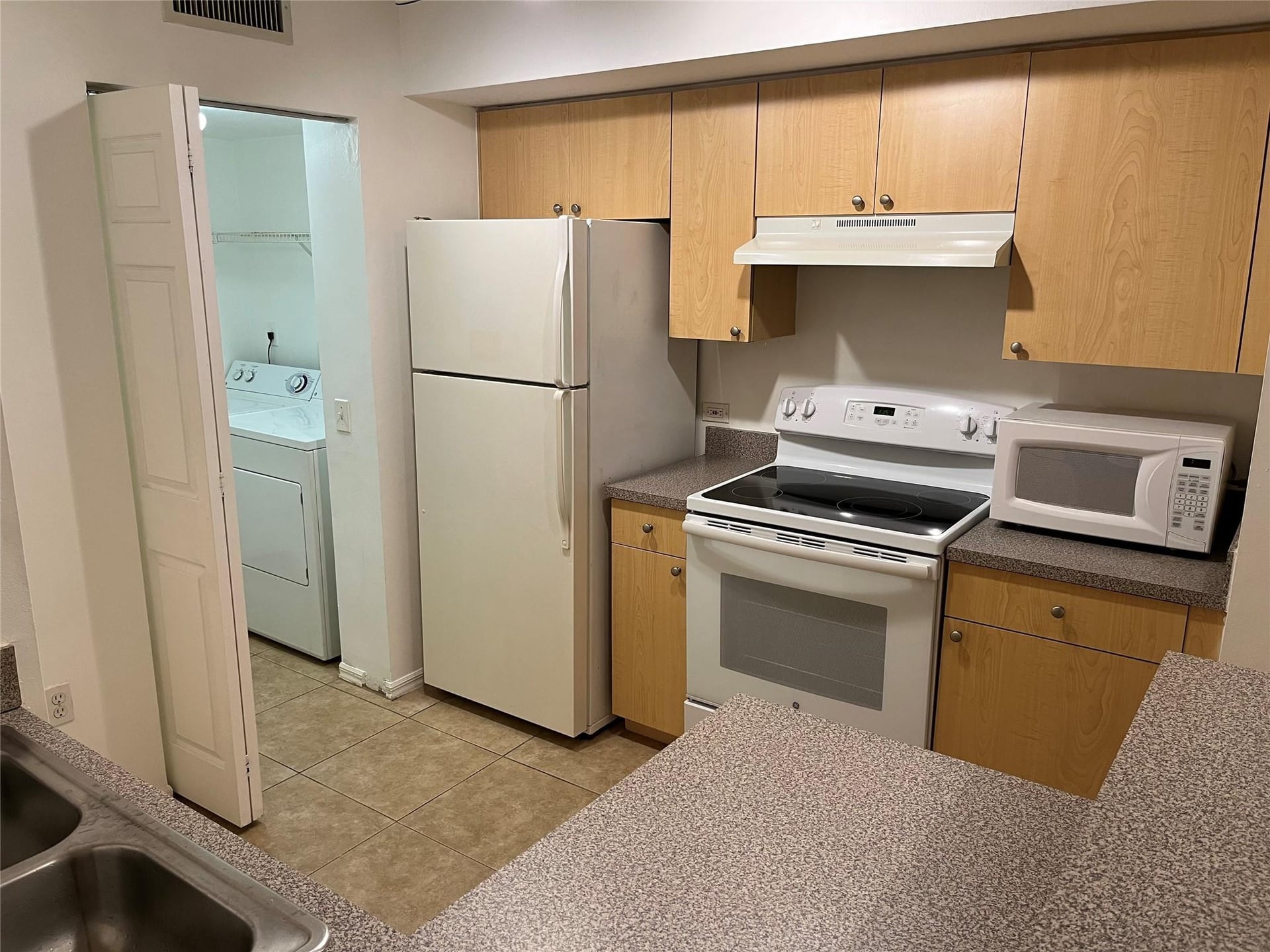  Unit 913 photo 6