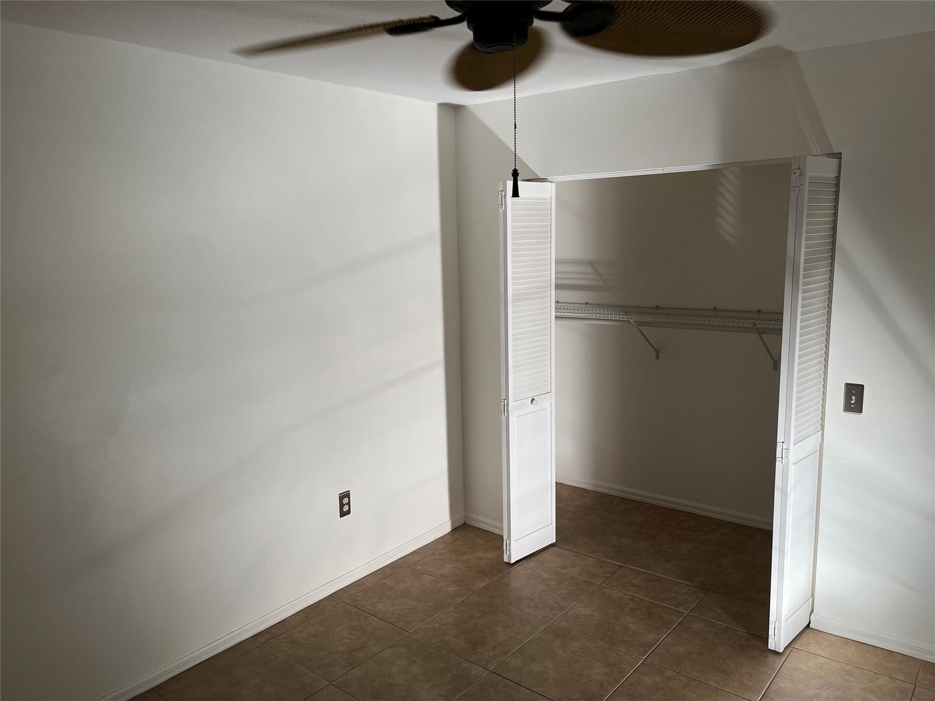  Unit 913 photo 13
