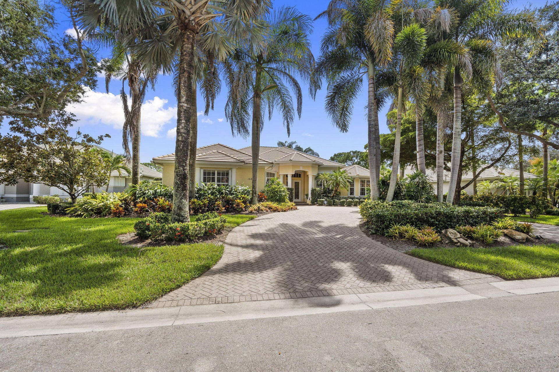Monarch Country Club Residence photo 2