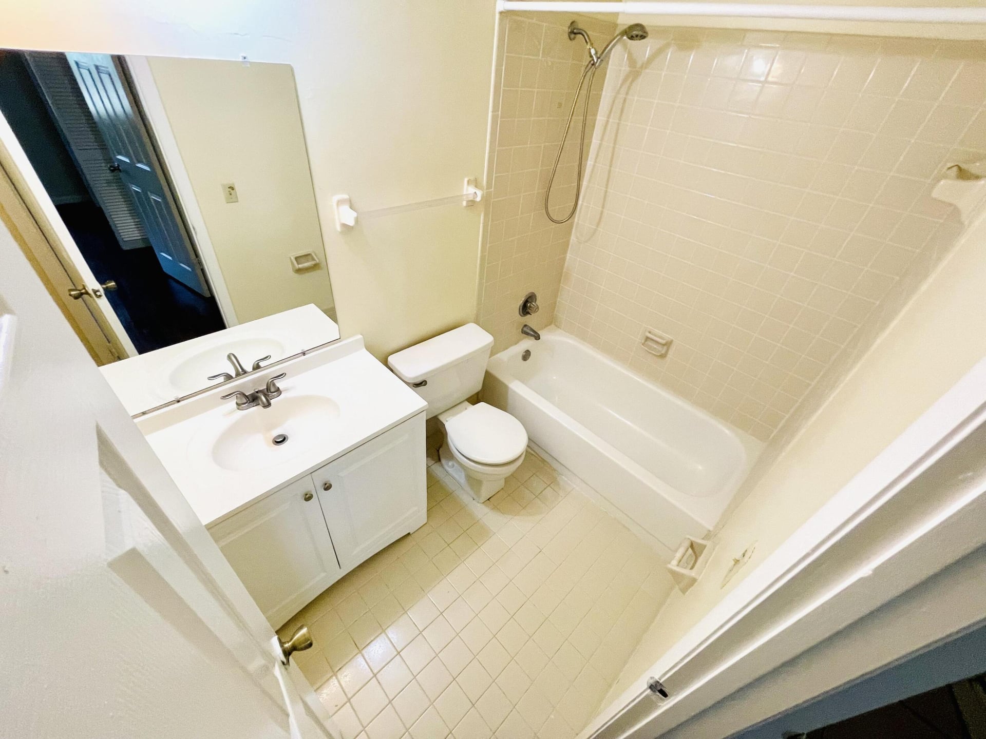 Unit B photo 11