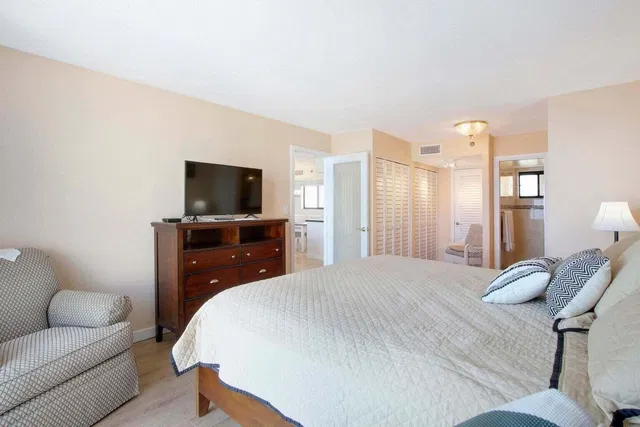 Unit 503 photo 15