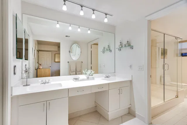 Unit 121 photo 9