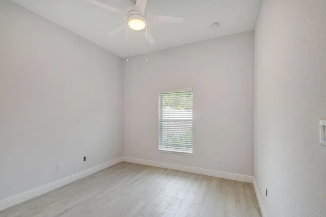 Unit C photo 17