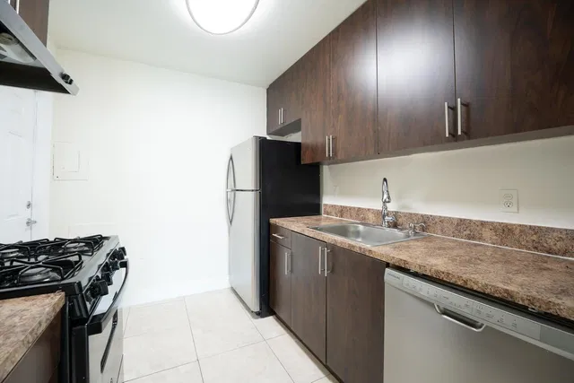 Unit 9 photo 25