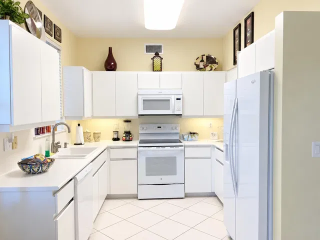 Unit B photo 18
