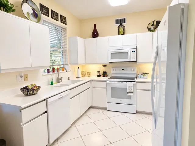 Unit B photo 19
