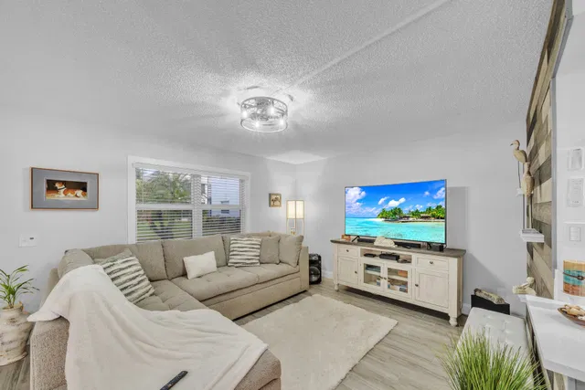  Residence photo 6