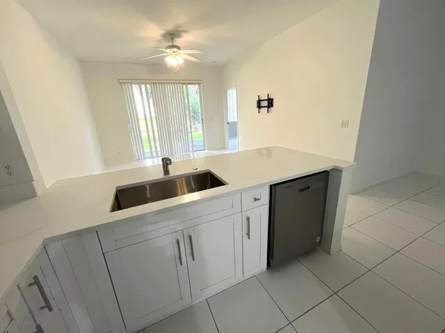 Unit 2 photo 12