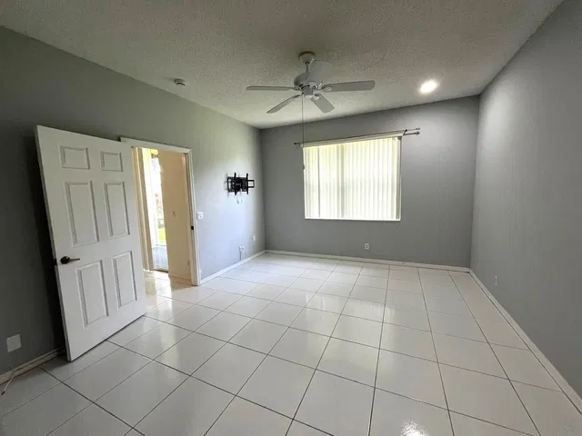 Unit 2 photo 15