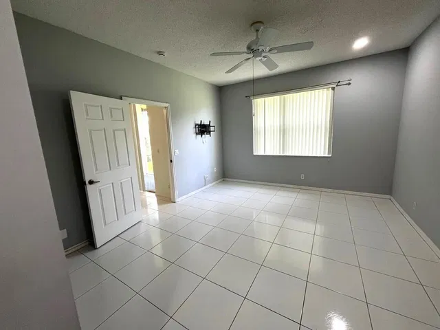 Unit 2 photo 17