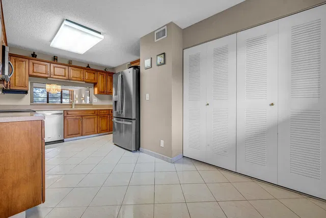 Unit 205 photo 8