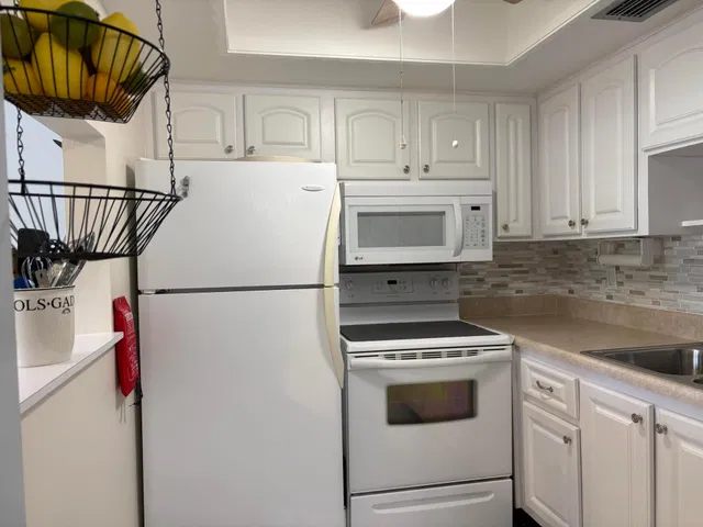 Unit 146-2 photo 3