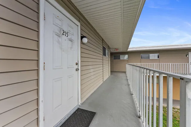 Unit B215 photo 3