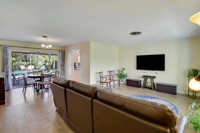  Residence photo 6