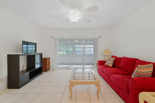 Unit 112 photo 4