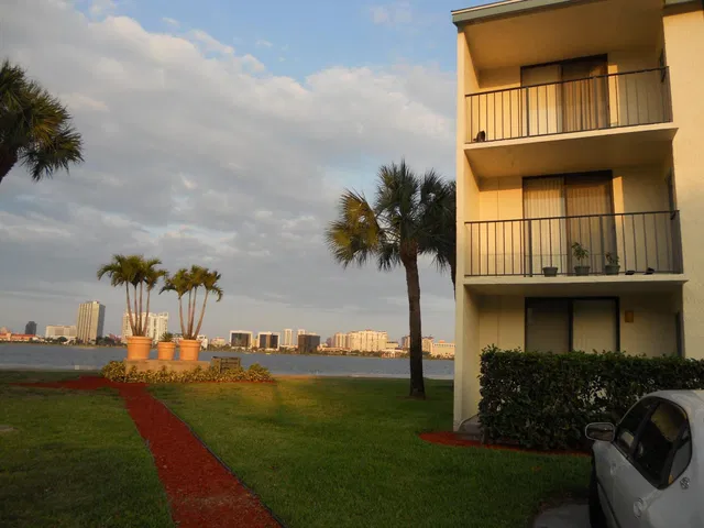  Unit 112 photo 4