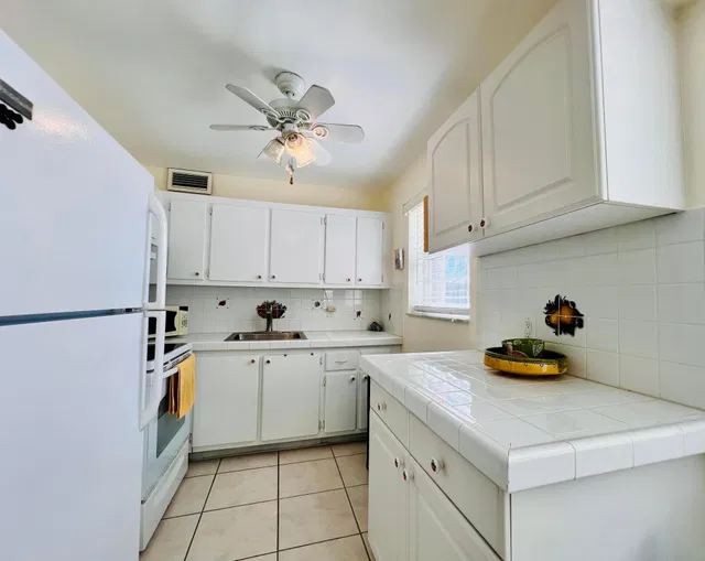 Unit 173 photo 3