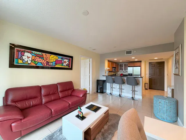 610 Clematis Unit 226 photo 3