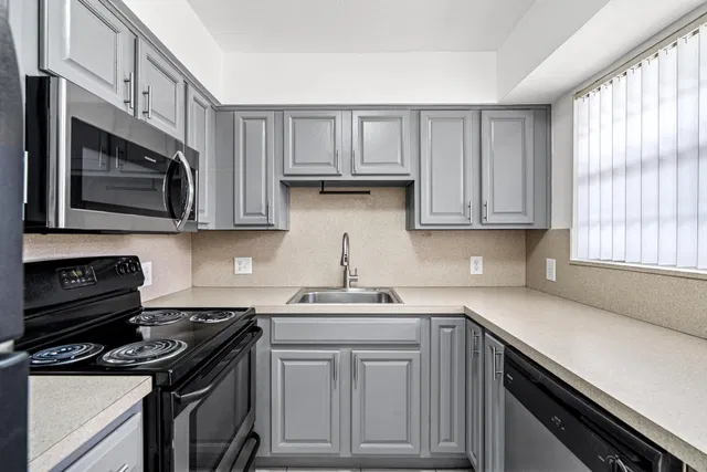 Unit 122 photo 5