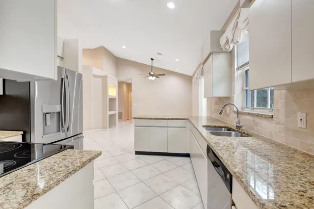 Residence photo 18
