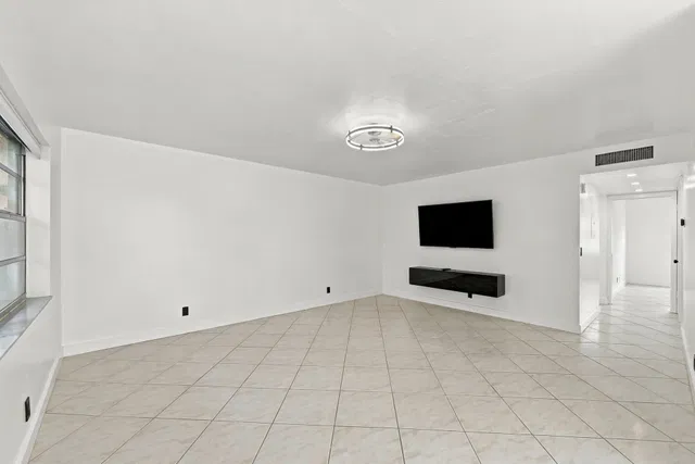 Unit 541 photo 3