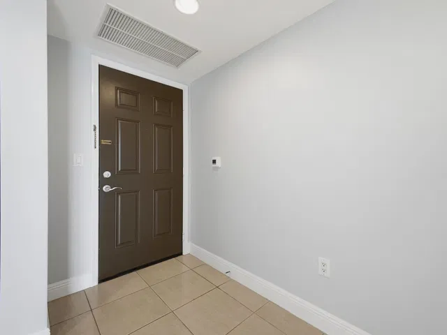 610 Clematis Unit 416 photo 5