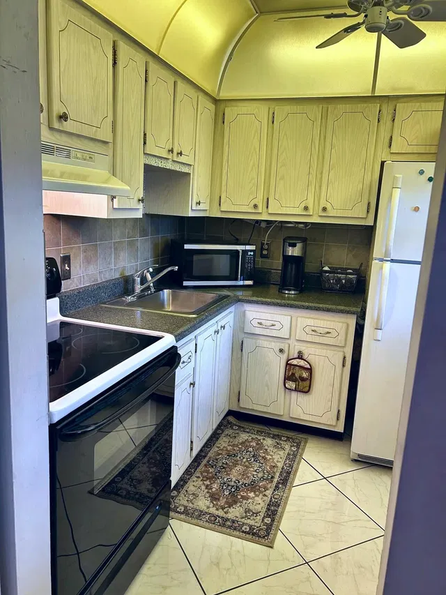 Unit 204 photo 4
