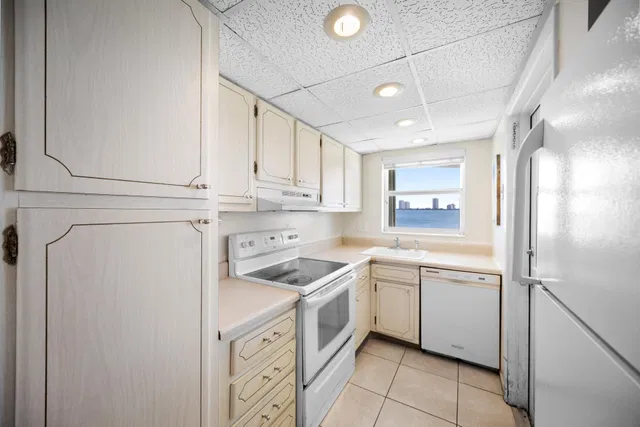 Unit 104 photo 18