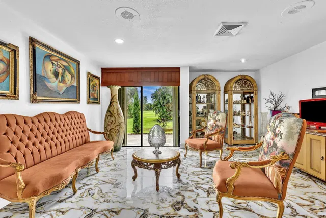 Residence photo 12