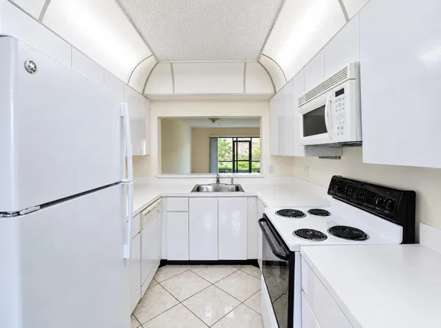 Unit 1218 photo 2