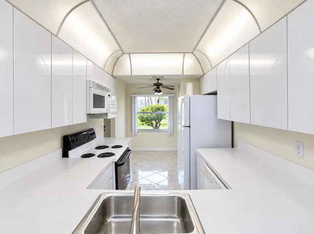 Unit 1218 photo 3