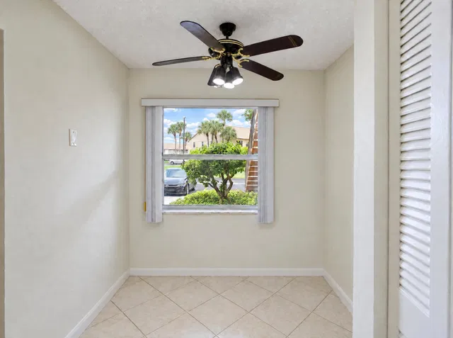 Unit 1218 photo 10