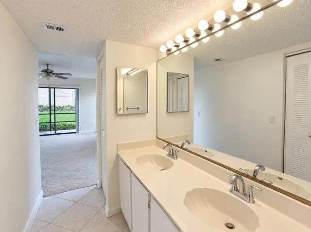 Unit 1218 photo 17