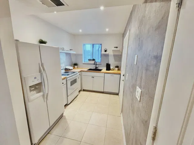  Unit 205 photo 4