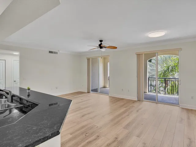 Unit 405 photo 3